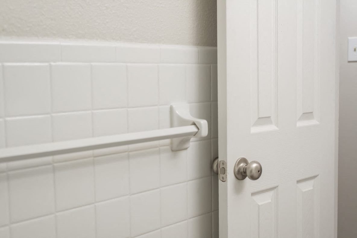 Bathroom towel rack- door